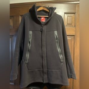 Nike tech fit, men’s over coat, black, long.